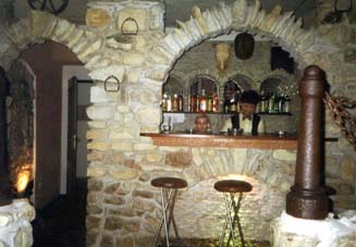 K dispozici je i nevedn bar